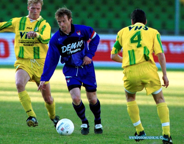 99051633.jpg - DE DORDTENAAR :Dordrecht :16-05-1999:westrijd voetbal dordt 90 tegen/............Deze digitale foto blijft eigendom van FOTOPERSBURO BUSINK. Wij hanteren de voorwaarden van het N.V.F. en N.V.J. Gebruik van deze foto impliceert dat u bekend bent  en akkoord gaat met deze voorwaarden bij publicatie.EB/ETIENNE BUSINK