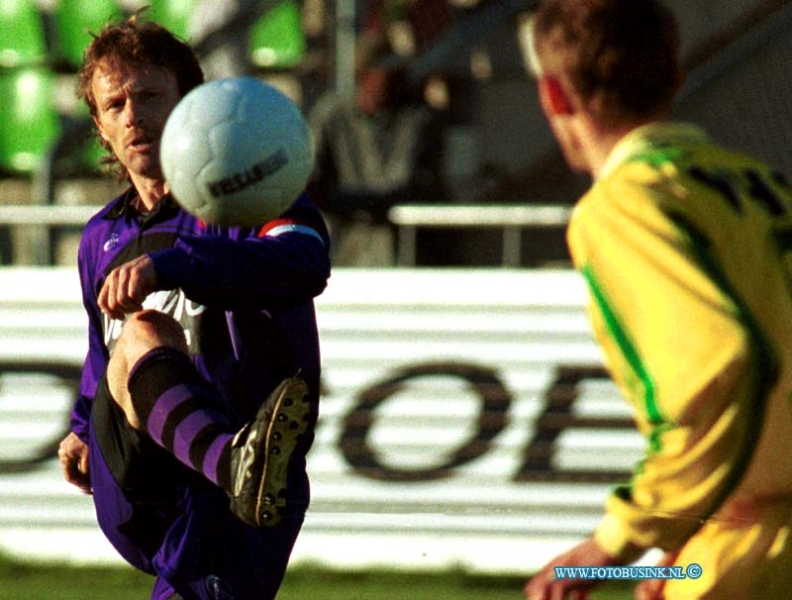 99051635.jpg - DE DORDTENAAR :Dordrecht :16-05-1999:westrijd voetbal dordt 90 tegen/............Deze digitale foto blijft eigendom van FOTOPERSBURO BUSINK. Wij hanteren de voorwaarden van het N.V.F. en N.V.J. Gebruik van deze foto impliceert dat u bekend bent  en akkoord gaat met deze voorwaarden bij publicatie.EB/ETIENNE BUSINK