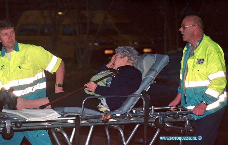 99052020.jpg - DE STEM VAN DORDT ::Zwijndrecht:20-05-1999:uitslaande brand het anker in zwijndrechyt evacuatie van de bejaarden uit de flat.Deze digitale foto blijft eigendom van FOTOPERSBURO BUSINK. Wij hanteren de voorwaarden van het N.V.F. en N.V.J. Gebruik van deze foto impliceert dat u bekend bent  en akkoord gaat met deze voorwaarden bij publicatie.EB/ETIENNE BUSINK