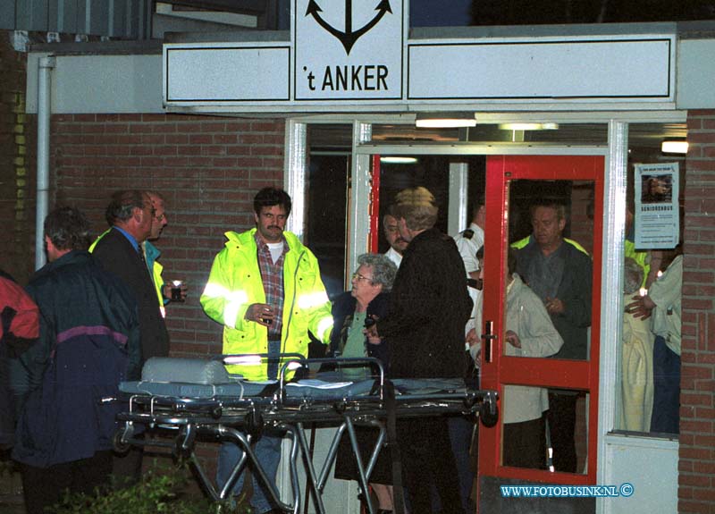 99052021.jpg - DE STEM VAN DORDT ::Zwijndrecht:20-05-1999:uitslaande brand het anker in zwijndrechyt evacuatie van de bejaarden uit de flat.Deze digitale foto blijft eigendom van FOTOPERSBURO BUSINK. Wij hanteren de voorwaarden van het N.V.F. en N.V.J. Gebruik van deze foto impliceert dat u bekend bent  en akkoord gaat met deze voorwaarden bij publicatie.EB/ETIENNE BUSINK