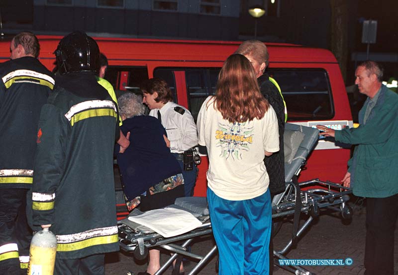 99052022.jpg - DE STEM VAN DORDT ::Zwijndrecht:20-05-1999:uitslaande brand het anker in zwijndrechyt evacuatie van de bejaarden uit de flat.Deze digitale foto blijft eigendom van FOTOPERSBURO BUSINK. Wij hanteren de voorwaarden van het N.V.F. en N.V.J. Gebruik van deze foto impliceert dat u bekend bent  en akkoord gaat met deze voorwaarden bij publicatie.EB/ETIENNE BUSINK