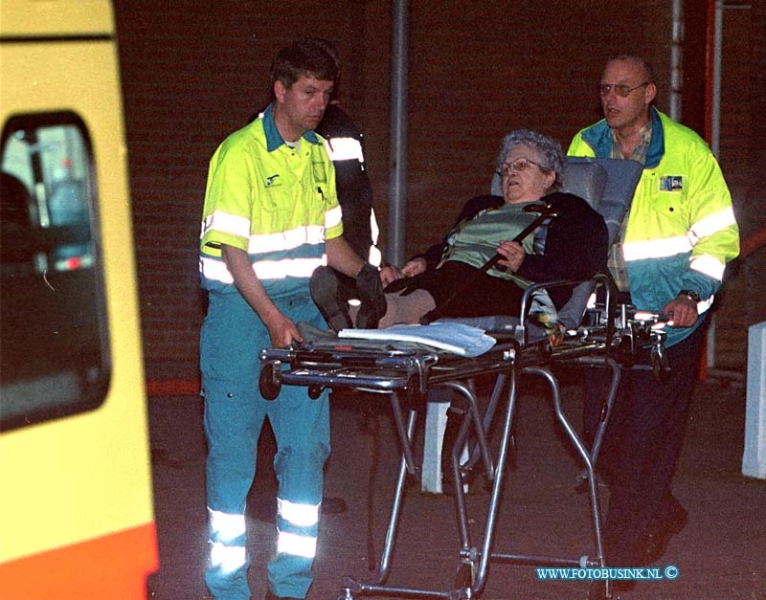 99052023.jpg - DE STEM VAN DORDT ::Zwijndrecht:20-05-1999:uitslaande brand het anker in zwijndrechyt evacuatie van de bejaarden uit de flat.Deze digitale foto blijft eigendom van FOTOPERSBURO BUSINK. Wij hanteren de voorwaarden van het N.V.F. en N.V.J. Gebruik van deze foto impliceert dat u bekend bent  en akkoord gaat met deze voorwaarden bij publicatie.EB/ETIENNE BUSINK