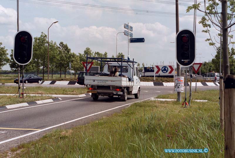 99052507.jpg - DE DORDTENAAR :MIJNSHERENLAND:25-05-1999:STOPLIOCHTEN OP DE PROVINCIALEWEG T/H VEN DE ROTONDE IVM WERKZAAMHEDEN AAN HET ASFALTDeze digitale foto blijft eigendom van FOTOPERSBURO BUSINK. Wij hanteren de voorwaarden van het N.V.F. en N.V.J. Gebruik van deze foto impliceert dat u bekend bent  en akkoord gaat met deze voorwaarden bij publicatie.EB/ETIENNE BUSINK