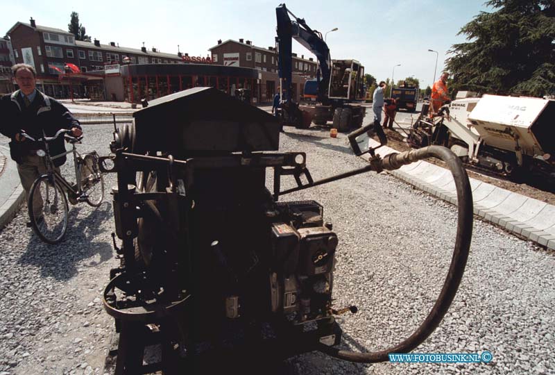 99052601.jpg - DE DORDTENAAR :ZWIJNDRECHT::26-05-1999:WERKZAAMHEDEN AAN DE KONINGINNENWEG / BRUGER MEESTER JANSSENLAANDeze digitale foto blijft eigendom van FOTOPERSBURO BUSINK. Wij hanteren de voorwaarden van het N.V.F. en N.V.J. Gebruik van deze foto impliceert dat u bekend bent  en akkoord gaat met deze voorwaarden bij publicatie.EB/ETIENNE BUSINK