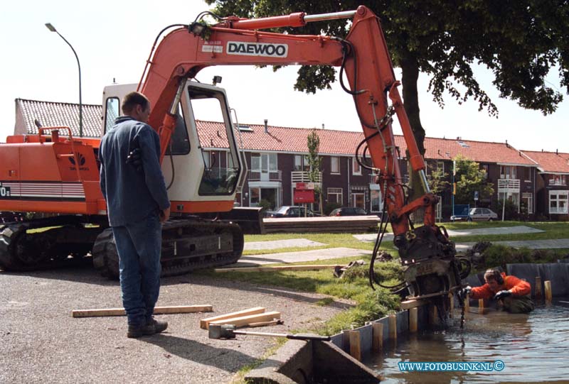 99052603.jpg - DE DORDTENAAR :DORDRECHT:26-05-1999:DORDRECHT VIOTEKADE DE VIJVERS AAN DE VIOTEKADE KRIJGEN NEIUWE BESCHOTING DIT DUUR NGEVEER 2 WEKEN LANG EN WORDT UITGEVOERT DOOR EEN BEDRIJF UIT WERKENDAM EN DE DORDTMIJDeze digitale foto blijft eigendom van FOTOPERSBURO BUSINK. Wij hanteren de voorwaarden van het N.V.F. en N.V.J. Gebruik van deze foto impliceert dat u bekend bent  en akkoord gaat met deze voorwaarden bij publicatie.EB/ETIENNE BUSINK