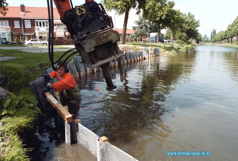 99052604.jpg - DE DORDTENAAR :DORDRECHT:26-05-1999:DORDRECHT VIOTEKADE DE VIJVERS AAN DE VIOTEKADE KRIJGEN NEIUWE BESCHOTING DIT DUUR NGEVEER 2 WEKEN LANG EN WORDT UITGEVOERT DOOR EEN BEDRIJF UIT WERKENDAM EN DE DORDTMIJDeze digitale foto blijft eigendom van FOTOPERSBURO BUSINK. Wij hanteren de voorwaarden van het N.V.F. en N.V.J. Gebruik van deze foto impliceert dat u bekend bent  en akkoord gaat met deze voorwaarden bij publicatie.EB/ETIENNE BUSINK