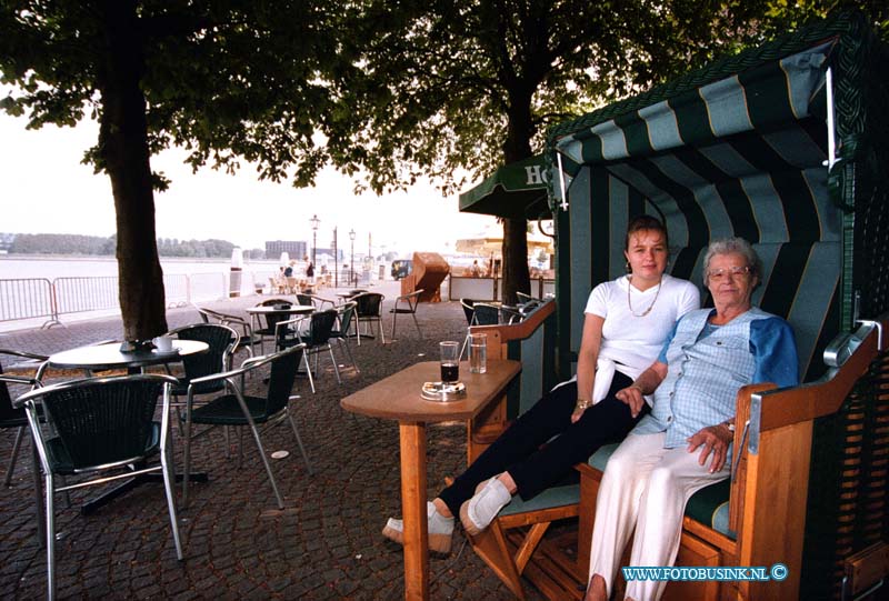 99052801.jpg - DE DORDTENAAR :DORDRECHT:28-05-1999:GROOTHOOFD 2 PERSOON STRANDSTOELEN  OP TERRASSEN DORDRECHTDeze digitale foto blijft eigendom van FOTOPERSBURO BUSINK. Wij hanteren de voorwaarden van het N.V.F. en N.V.J. Gebruik van deze foto impliceert dat u bekend bent  en akkoord gaat met deze voorwaarden bij publicatie.EB/ETIENNE BUSINK