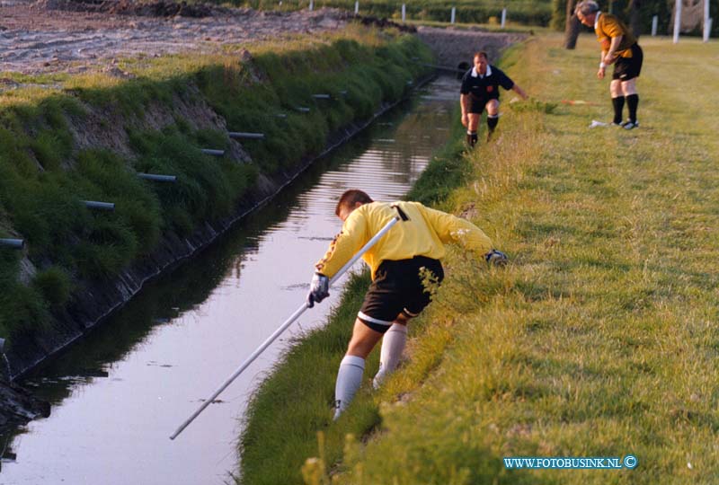 99052810.jpg - DE STEM VAN DORDT :PAPENDRECHT :28-05-99VOETBALWEDSTRIJD PAPENDRECHT-DFCDeze digitale foto blijft eigendom van FOTOPERSBURO BUSINK. Wij hanteren de voorwaarden van het N.V.F. en N.V.J. Gebruik van deze foto impliceert dat u bekend bent  en akkoord gaat met deze voorwaarden bij publicatie.EB/ETIENNE BUSINK