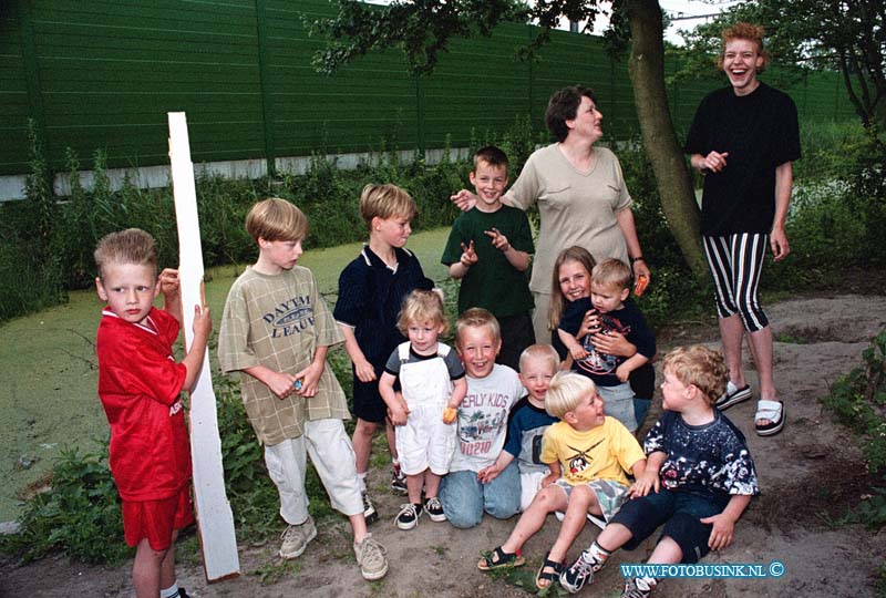 99053104.jpg - DE STEM VAN DORDT :DORDRECHT :31-05-1999GEVAARLIJK SPEELPLEIN ZONDER HEK MET SLOOT IN DE BUURT TULPSTRAAT DORDRECHT VORIGEWEEK KIND VERDRONKEN IN DE SLOOT TIJDENS HET SPELENDeze digitale foto blijft eigendom van FOTOPERSBURO BUSINK. Wij hanteren de voorwaarden van het N.V.F. en N.V.J. Gebruik van deze foto impliceert dat u bekend bent  en akkoord gaat met deze voorwaarden bij publicatie.EB/ETIENNE BUSINK