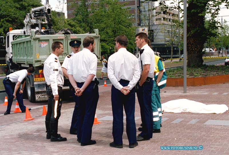 99060301.jpg - DE DORDTENAAR :DORDRECHT:03-06-1999:DODELIJK AANRIJDING SPUIBOULEVARD T/H BELASTINGSKANTOOR MAN ONDER VRACHTWAGEN.Deze digitale foto blijft eigendom van FOTOPERSBURO BUSINK. Wij hanteren de voorwaarden van het N.V.F. en N.V.J. Gebruik van deze foto impliceert dat u bekend bent  en akkoord gaat met deze voorwaarden bij publicatie.EB/ETIENNE BUSINK