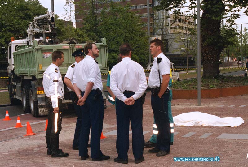 99060302.jpg - DE STEM VAN DORDT:DORDRECHT:03-06-1999:DODELIJK AANRIJDING SPUIBOULEVARD T/H BELASTINGSKANTOOR MAN ONDER VRACHTWAGEN.Deze digitale foto blijft eigendom van FOTOPERSBURO BUSINK. Wij hanteren de voorwaarden van het N.V.F. en N.V.J. Gebruik van deze foto impliceert dat u bekend bent  en akkoord gaat met deze voorwaarden bij publicatie.EB/ETIENNE BUSINK