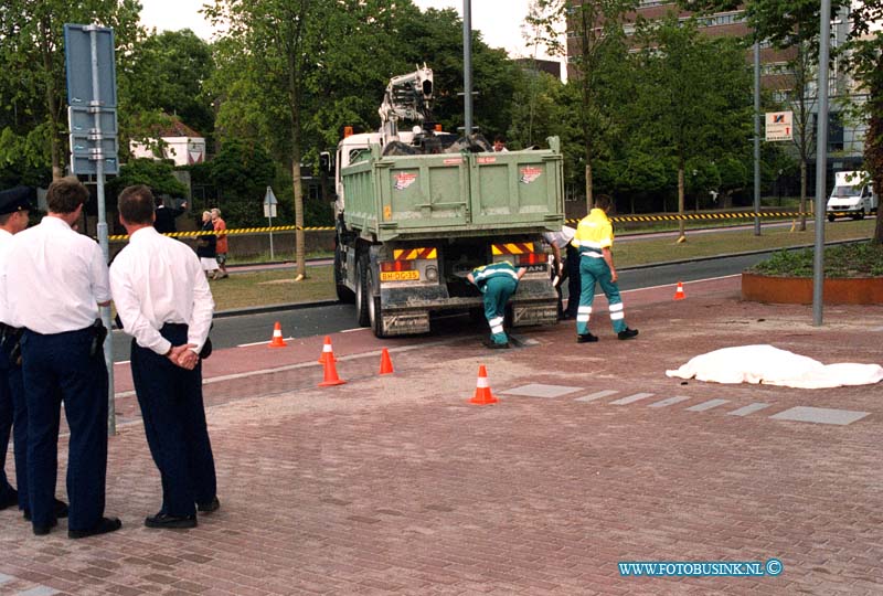 99060303.jpg - DE STEM VAN DORDT::DORDRECHT:03-06-1999:DODELIJK AANRIJDING SPUIBOULEVARD T/H BELASTINGSKANTOOR MAN ONDER VRACHTWAGEN.Deze digitale foto blijft eigendom van FOTOPERSBURO BUSINK. Wij hanteren de voorwaarden van het N.V.F. en N.V.J. Gebruik van deze foto impliceert dat u bekend bent  en akkoord gaat met deze voorwaarden bij publicatie.EB/ETIENNE BUSINK