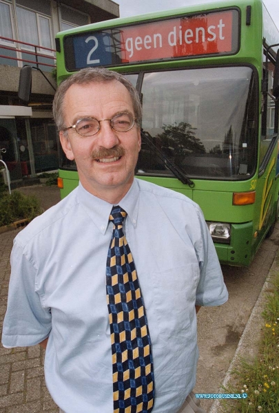 99060305.jpg - NETWERK/STADSVERVOER :Dordrecht:03-06-1999:FOTO KEES BOT IVM VERTREK bij vervoersbedrijf aan de BAANHOEKWEG DORDT VOOR een stadsBUS Deze digitale foto blijft eigendom van FOTOPERSBURO BUSINK. Wij hanteren de voorwaarden van het N.V.F. en N.V.J. Gebruik van deze foto impliceert dat u bekend bent  en akkoord gaat met deze voorwaarden bij publicatie.EB/ETIENNE BUSINK