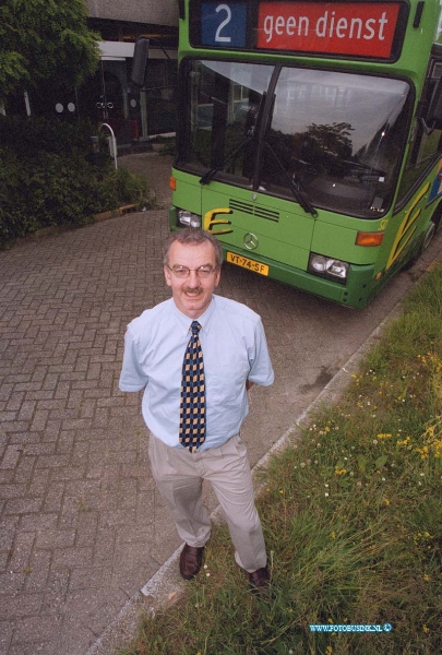 99060306.jpg - NETWERK/STADSVERVOER :Dordrecht:03-06-1999:FOTO KEES BOT IVM VERTREK bij vervoersbedrijf aan de BAANHOEKWEG DORDT VOOR een stadsBUS Deze digitale foto blijft eigendom van FOTOPERSBURO BUSINK. Wij hanteren de voorwaarden van het N.V.F. en N.V.J. Gebruik van deze foto impliceert dat u bekend bent  en akkoord gaat met deze voorwaarden bij publicatie.EB/ETIENNE BUSINK