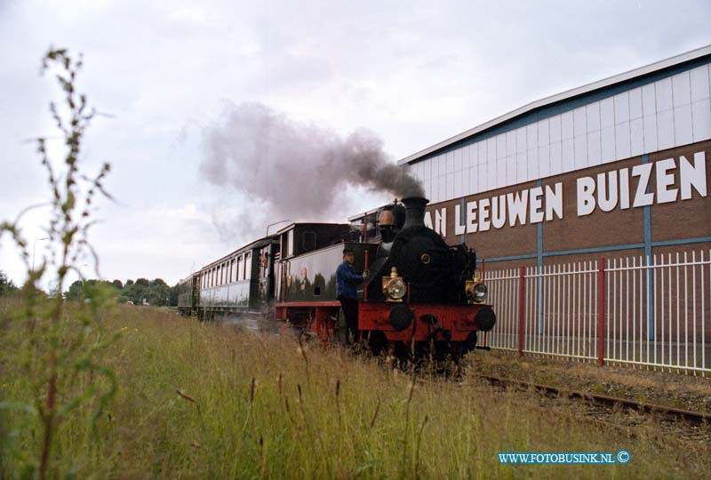 99060502.jpg - DE DORDTENAAR :ZWIJNDRECHT:05-06-1999:VAN LEEUWEN BUIZEN LINDSEDIJK FAMILIE OPENDAGDeze digitale foto blijft eigendom van FOTOPERSBURO BUSINK. Wij hanteren de voorwaarden van het N.V.F. en N.V.J. Gebruik van deze foto impliceert dat u bekend bent  en akkoord gaat met deze voorwaarden bij publicatie.EB/ETIENNE BUSINK