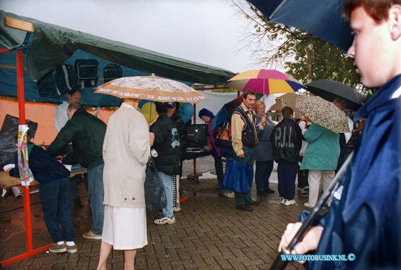 99060504.jpg - DE STEM VAN DORDT :DORDRTECHT:05-06-1999:VEILHEIDSDAG DORDRECHT DAMPLEIN DUBBELDAM DORDRECHTDeze digitale foto blijft eigendom van FOTOPERSBURO BUSINK. Wij hanteren de voorwaarden van het N.V.F. en N.V.J. Gebruik van deze foto impliceert dat u bekend bent  en akkoord gaat met deze voorwaarden bij publicatie.EB/ETIENNE BUSINK