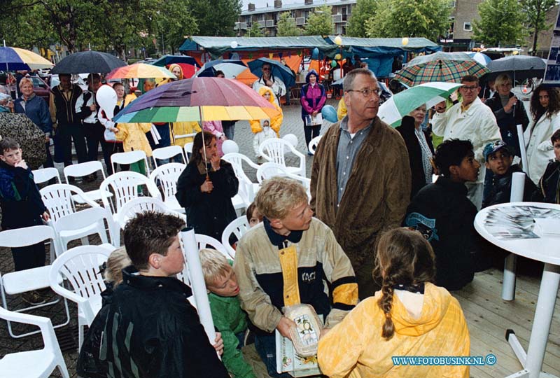 99060505.jpg - DE STEM VAN DORDT :DORDRTECHT:05-06-1999:VEILHEIDSDAG DORDRECHT DAMPLEIN DUBBELDAM DORDRECHTDeze digitale foto blijft eigendom van FOTOPERSBURO BUSINK. Wij hanteren de voorwaarden van het N.V.F. en N.V.J. Gebruik van deze foto impliceert dat u bekend bent  en akkoord gaat met deze voorwaarden bij publicatie.EB/ETIENNE BUSINK