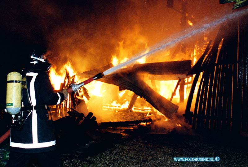 99060601.jpg - DE DORDTENAAR :SLIEDRECHT:06-06-1999:UITSLAANDE BRAND IN BOEDERIJ MET SCHUUR DIE OP DOMINATIE STAAT OM GESLOOPT TE WORDEN IVM DE BETUWELIJN DIE WORDT AANGELEGT DE BRANDWEER ZETTE DIVERSE VOERTUIGEN IN OM DE BRAND TE BLUSSENDeze digitale foto blijft eigendom van FOTOPERSBURO BUSINK. Wij hanteren de voorwaarden van het N.V.F. en N.V.J. Gebruik van deze foto impliceert dat u bekend bent  en akkoord gaat met deze voorwaarden bij publicatie.EB/ETIENNE BUSINK