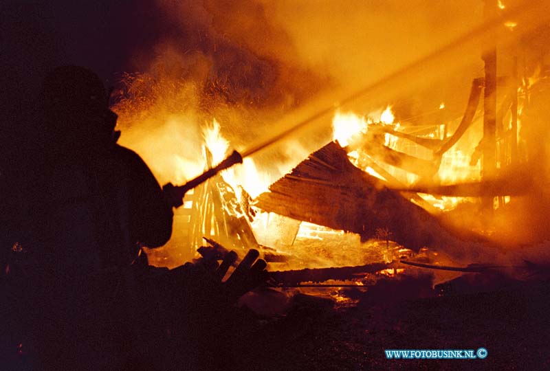 99060602.jpg - DE DORDTENAAR :SLIEDRECHT:06-06-1999:UITSLAANDE BRAND IN BOEDERIJ MET SCHUUR DIE OP DOMINATIE STAAT OM GESLOOPT TE WORDEN IVM DE BETUWELIJN DIE WORDT AANGELEGT DE BRANDWEER ZETTE DIVERSE VOERTUIGEN IN OM DE BRAND TE BLUSSENDeze digitale foto blijft eigendom van FOTOPERSBURO BUSINK. Wij hanteren de voorwaarden van het N.V.F. en N.V.J. Gebruik van deze foto impliceert dat u bekend bent  en akkoord gaat met deze voorwaarden bij publicatie.EB/ETIENNE BUSINK