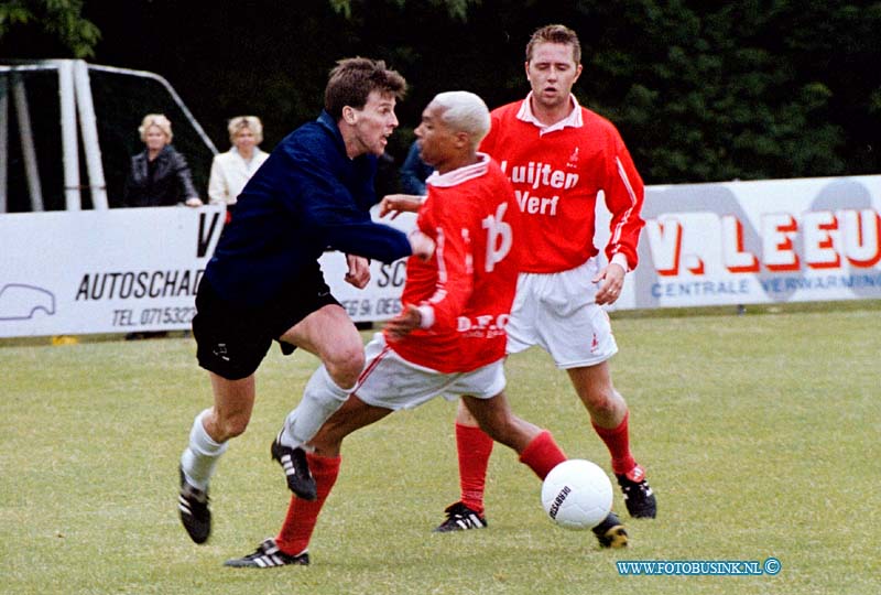 99060607.jpg - DE DORDTENAAR SPORT :WAASERNAAR:06-06-1999:VOETBALWESTRIJD  BLAUW/WIT TEGEN DFC SPORTPARK DE SCHULPWEI MANSVELDKADE IN WASSERNAARDeze digitale foto blijft eigendom van FOTOPERSBURO BUSINK. Wij hanteren de voorwaarden van het N.V.F. en N.V.J. Gebruik van deze foto impliceert dat u bekend bent  en akkoord gaat met deze voorwaarden bij publicatie.EB/ETIENNE BUSINK