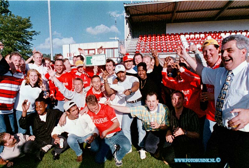 99060608.jpg - DE DORDTENAAR SPORT:DORDRECHT:06-06-1999:DFC KAMPIOEN GAAT NAAR 1E KLASSE VOETBAL SPORTPARK REEWEGDeze digitale foto blijft eigendom van FOTOPERSBURO BUSINK. Wij hanteren de voorwaarden van het N.V.F. en N.V.J. Gebruik van deze foto impliceert dat u bekend bent  en akkoord gaat met deze voorwaarden bij publicatie.EB/ETIENNE BUSINK