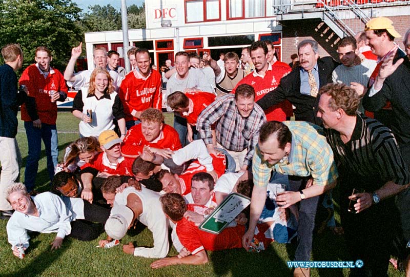 99060609.jpg - DE DORDTENAAR SPORT:DORDRECHT:06-06-1999:DFC KAMPIOEN GAAT NAAR 1E KLASSE VOETBAL SPORTPARK REEWEGDeze digitale foto blijft eigendom van FOTOPERSBURO BUSINK. Wij hanteren de voorwaarden van het N.V.F. en N.V.J. Gebruik van deze foto impliceert dat u bekend bent  en akkoord gaat met deze voorwaarden bij publicatie.EB/ETIENNE BUSINK