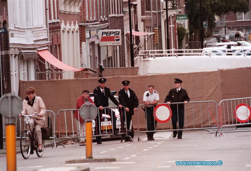 99060901.jpg - LOCOM :: DORDRECHT : 09-06-1999RECONSTRUCTIE STEEKPARTIJ TURKSEBAKKER EN GROENTEZAAKDeze digitale foto blijft eigendom van FOTOPERSBURO BUSINK. Wij hanteren de voorwaarden van het N.V.F. en N.V.J. Gebruik van deze foto impliceert dat u bekend bent  en akkoord gaat met deze voorwaarden bij publicatie.EB/ETIENNE BUSINK