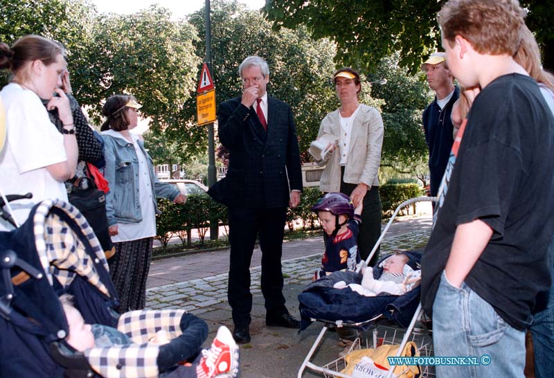 99060907.jpg - DE DORDTENAAR : DORDRECHT : 09-06-1999WETHOUDER VELDHUIZEN OP BEZOEK HUGO DE GROOTLAANMET DE BEWONERSCOMISIEDeze digitale foto blijft eigendom van FOTOPERSBURO BUSINK. Wij hanteren de voorwaarden van het N.V.F. en N.V.J. Gebruik van deze foto impliceert dat u bekend bent  en akkoord gaat met deze voorwaarden bij publicatie.EB/ETIENNE BUSINK