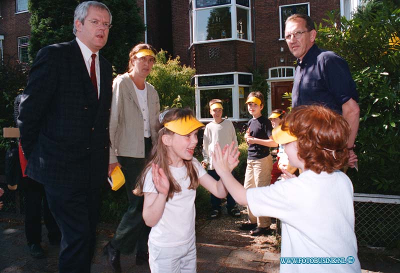 99060908.jpg - DE DORDTENAAR : DORDRECHT : 09-06-1999WETHOUDER VELDHUIZEN OP BEZOEK HUGO DE GROOTLAANMET DE BEWONERSCOMISIEDeze digitale foto blijft eigendom van FOTOPERSBURO BUSINK. Wij hanteren de voorwaarden van het N.V.F. en N.V.J. Gebruik van deze foto impliceert dat u bekend bent  en akkoord gaat met deze voorwaarden bij publicatie.EB/ETIENNE BUSINK