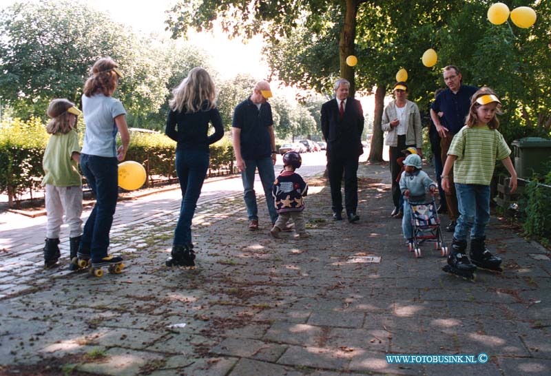 99060909.jpg - DE DORDTENAAR : DORDRECHT : 09-06-1999WETHOUDER VELDHUIZEN OP BEZOEK HUGO DE GROOTLAANMET DE BEWONERSCOMISIEDeze digitale foto blijft eigendom van FOTOPERSBURO BUSINK. Wij hanteren de voorwaarden van het N.V.F. en N.V.J. Gebruik van deze foto impliceert dat u bekend bent  en akkoord gaat met deze voorwaarden bij publicatie.EB/ETIENNE BUSINK