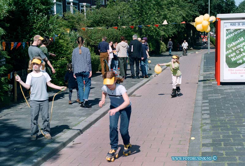 99060912.jpg - DE STEM VAN DORDT : DORDRECHT : 09-06-1999WETHOUDER VELDHUIZEN OP BEZOEK HUGO DE GROOTLAANMET DE BEWONERSCOMISIEDeze digitale foto blijft eigendom van FOTOPERSBURO BUSINK. Wij hanteren de voorwaarden van het N.V.F. en N.V.J. Gebruik van deze foto impliceert dat u bekend bent  en akkoord gaat met deze voorwaarden bij publicatie.EB/ETIENNE BUSINK