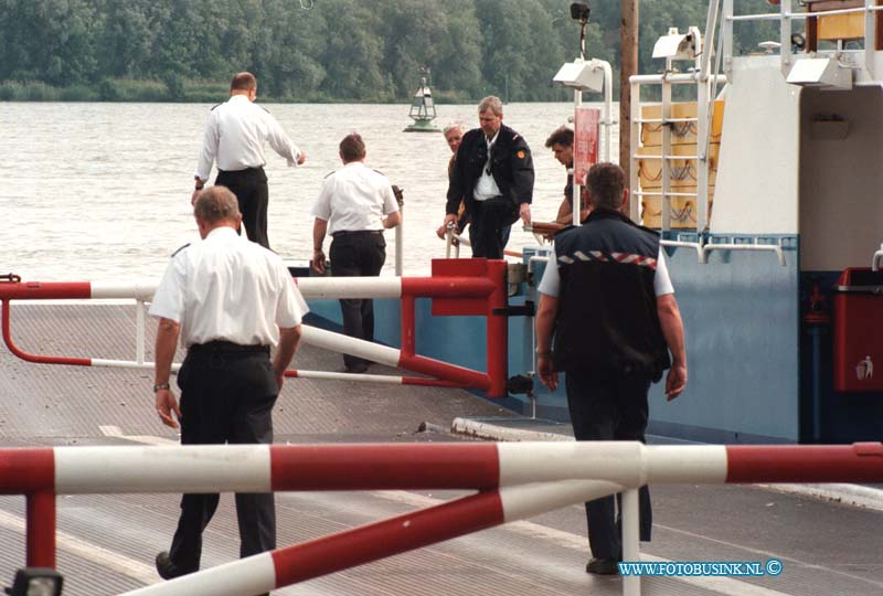 99061001.jpg - DE DORDTENAAR : KOP V/H LAND : 10-06-1999AANVAARING VEERBOOT DORDRECHT  WERKENDAMDeze digitale foto blijft eigendom van FOTOPERSBURO BUSINK. Wij hanteren de voorwaarden van het N.V.F. en N.V.J. Gebruik van deze foto impliceert dat u bekend bent  en akkoord gaat met deze voorwaarden bij publicatie.EB/ETIENNE BUSINK