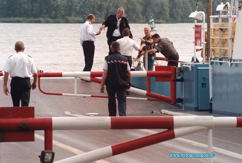 99061004.jpg - DSVD :KOP VAN HET LAND: 10-06-1999AANVAARING VEERBOOT DORDRECHT WERKENDAMDeze digitale foto blijft eigendom van FOTOPERSBURO BUSINK. Wij hanteren de voorwaarden van het N.V.F. en N.V.J. Gebruik van deze foto impliceert dat u bekend bent  en akkoord gaat met deze voorwaarden bij publicatie.EB/ETIENNE BUSINK