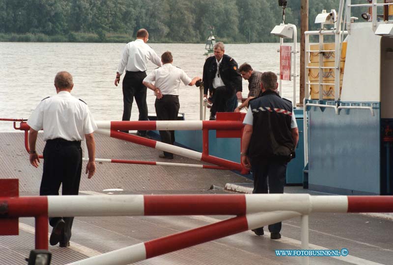 99061006.jpg - LOCOM :KOP VAN HET LAND: 10-06-1999AANVAARING VEERBOOT DORDRECHT WERKENDAMDeze digitale foto blijft eigendom van FOTOPERSBURO BUSINK. Wij hanteren de voorwaarden van het N.V.F. en N.V.J. Gebruik van deze foto impliceert dat u bekend bent  en akkoord gaat met deze voorwaarden bij publicatie.EB/ETIENNE BUSINK