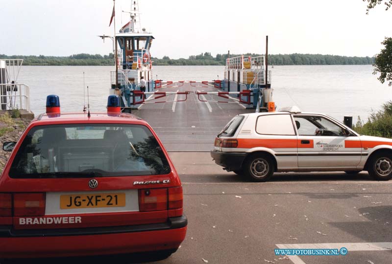 99061007.jpg - LOCOM :KOP VAN HET LAND: 10-06-1999AANVAARING VEERBOOT DORDRECHT WERKENDAMDeze digitale foto blijft eigendom van FOTOPERSBURO BUSINK. Wij hanteren de voorwaarden van het N.V.F. en N.V.J. Gebruik van deze foto impliceert dat u bekend bent  en akkoord gaat met deze voorwaarden bij publicatie.EB/ETIENNE BUSINK