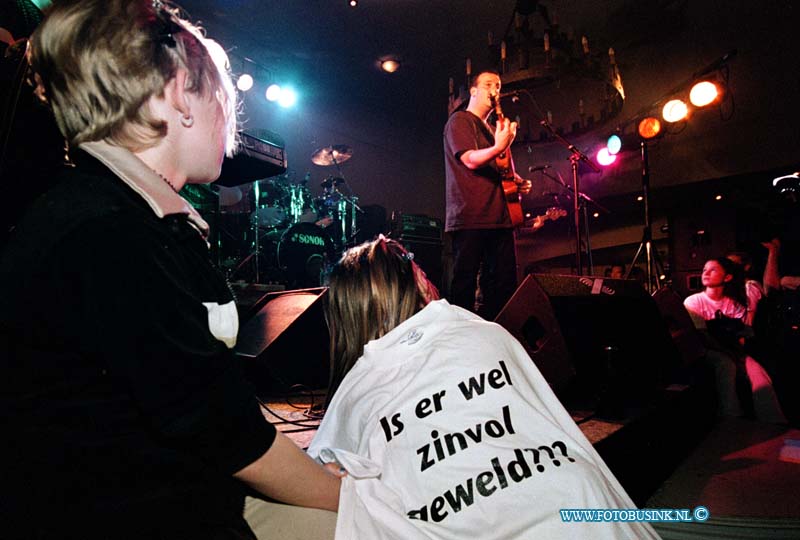 99061303.jpg - WFA :GORINCHEM:13-06-1999:STICHTING TEGEN GEWELD UIT GORINCHEM ORGANIZEERDE EEN CONCERT MET BEKENDE ARTIESTEN ZO ALS BLUF IN DE KORT KOLFBAAN IN GORICHEMDeze digitale foto blijft eigendom van FOTOPERSBURO BUSINK. Wij hanteren de voorwaarden van het N.V.F. en N.V.J. Gebruik van deze foto impliceert dat u bekend bent  en akkoord gaat met deze voorwaarden bij publicatie.EB/ETIENNE BUSINK