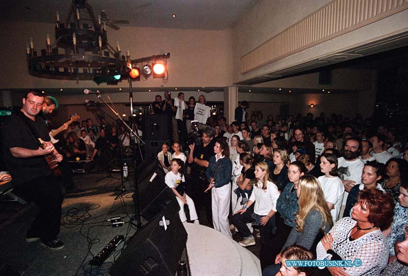 99061304.jpg - WFA :GORINCHEM:13-06-1999:STICHTING TEGEN GEWELD UIT GORINCHEM ORGANIZEERDE EEN CONCERT MET BEKENDE ARTIESTEN ZO ALS BLUF IN DE KORT KOLFBAAN IN GORICHEMDeze digitale foto blijft eigendom van FOTOPERSBURO BUSINK. Wij hanteren de voorwaarden van het N.V.F. en N.V.J. Gebruik van deze foto impliceert dat u bekend bent  en akkoord gaat met deze voorwaarden bij publicatie.EB/ETIENNE BUSINK