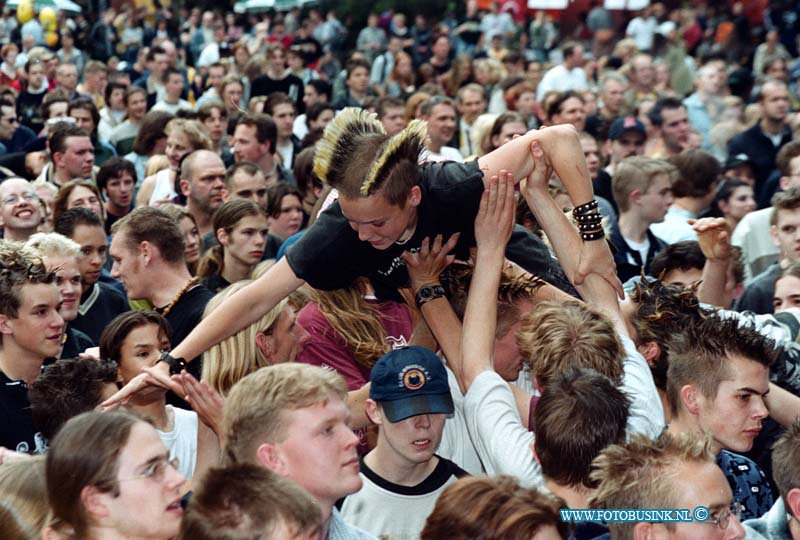 99061317.jpg - DE STEM VAN DORDT :dordrecht : 12-06-1999wantijpop 1999 dordrechtDeze digitale foto blijft eigendom van FOTOPERSBURO BUSINK. Wij hanteren de voorwaarden van het N.V.F. en N.V.J. Gebruik van deze foto impliceert dat u bekend bent  en akkoord gaat met deze voorwaarden bij publicatie.EB/ETIENNE BUSINK