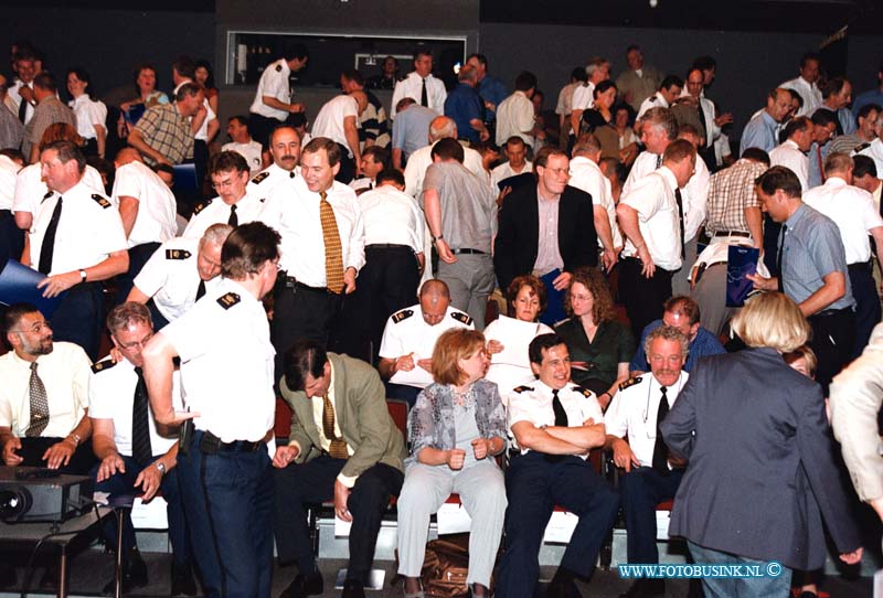 99061401.jpg - DE STEM VAN DORDT :dordrecht :14-06-1999overleg politie zhzin het kunstminDeze digitale foto blijft eigendom van FOTOPERSBURO BUSINK. Wij hanteren de voorwaarden van het N.V.F. en N.V.J. Gebruik van deze foto impliceert dat u bekend bent  en akkoord gaat met deze voorwaarden bij publicatie.EB/ETIENNE BUSINK