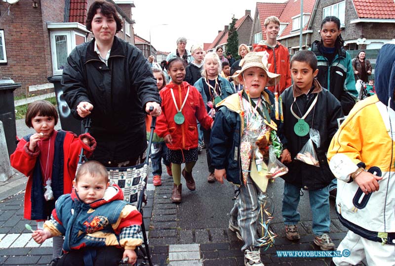 99061501.jpg - DE STEM VAN DORDT :dordrecht: 11-06-1999alternative avondvierdaagse om dat de bosmanschool niet mocht mee doen hebben ze er zelf maar eentje georganizeertDeze digitale foto blijft eigendom van FOTOPERSBURO BUSINK. Wij hanteren de voorwaarden van het N.V.F. en N.V.J. Gebruik van deze foto impliceert dat u bekend bent  en akkoord gaat met deze voorwaarden bij publicatie.EB/ETIENNE BUSINK