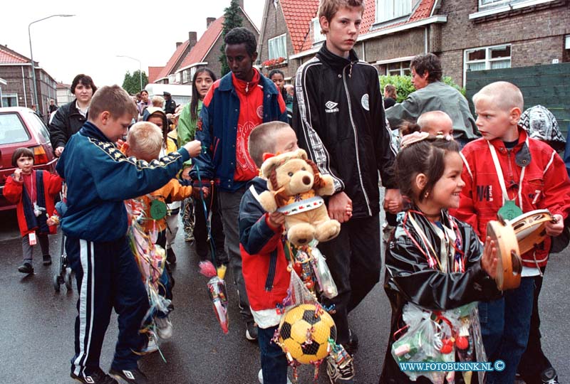 99061502.jpg - DE STEM VAN DORDT :dordrecht: 11-06-1999alternative avondvierdaagse om dat de bosmanschool niet mocht mee doen hebben ze er zelf maar eentje georganizeertDeze digitale foto blijft eigendom van FOTOPERSBURO BUSINK. Wij hanteren de voorwaarden van het N.V.F. en N.V.J. Gebruik van deze foto impliceert dat u bekend bent  en akkoord gaat met deze voorwaarden bij publicatie.EB/ETIENNE BUSINK