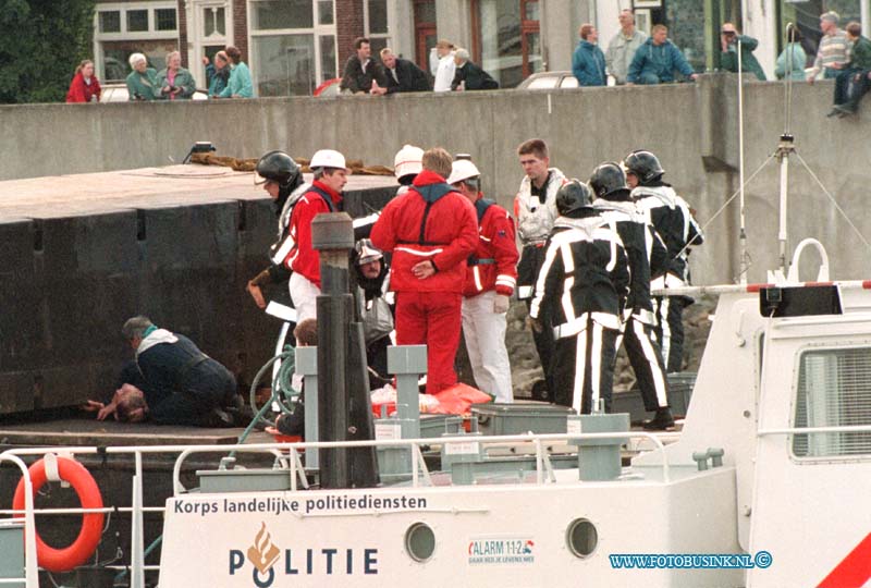 99061611.jpg - POLITIE ZHZ :Nieuwe lekkerland:16-06-1998:oefening boot ramp op de lek met trauma helikopter Deze digitale foto blijft eigendom van FOTOPERSBURO BUSINK. Wij hanteren de voorwaarden van het N.V.F. en N.V.J. Gebruik van deze foto impliceert dat u bekend bent  en akkoord gaat met deze voorwaarden bij publicatie.EB/ETIENNE BUSINK