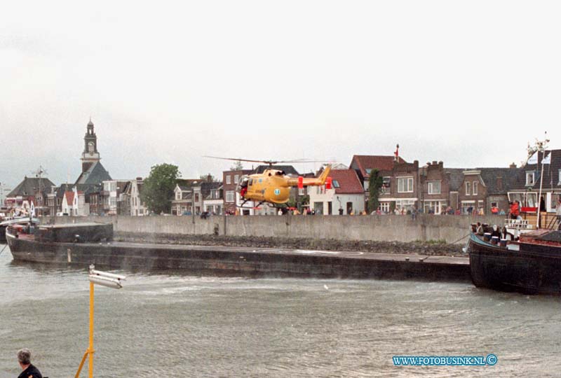 99061612.jpg - POLITIE ZHZ :Nieuwe lekkerland:16-06-1998:oefening boot ramp op de lek met trauma helikopter Deze digitale foto blijft eigendom van FOTOPERSBURO BUSINK. Wij hanteren de voorwaarden van het N.V.F. en N.V.J. Gebruik van deze foto impliceert dat u bekend bent  en akkoord gaat met deze voorwaarden bij publicatie.EB/ETIENNE BUSINK