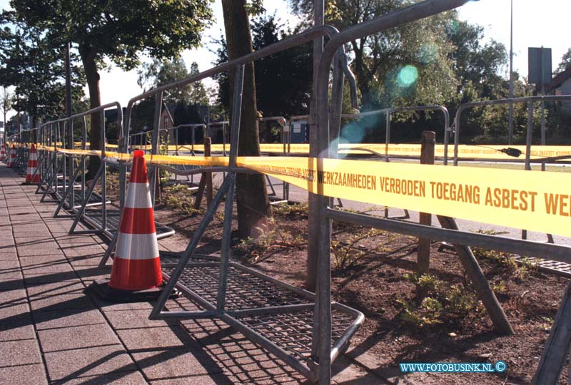 99061805.jpg - DE STEM VAN DORDT :zwijndrecht : 18-06-1999weer asbest gevonden in zwijndrecht omgeving winkelcentrum waalburgDeze digitale foto blijft eigendom van FOTOPERSBURO BUSINK. Wij hanteren de voorwaarden van het N.V.F. en N.V.J. Gebruik van deze foto impliceert dat u bekend bent  en akkoord gaat met deze voorwaarden bij publicatie.EB/ETIENNE BUSINK