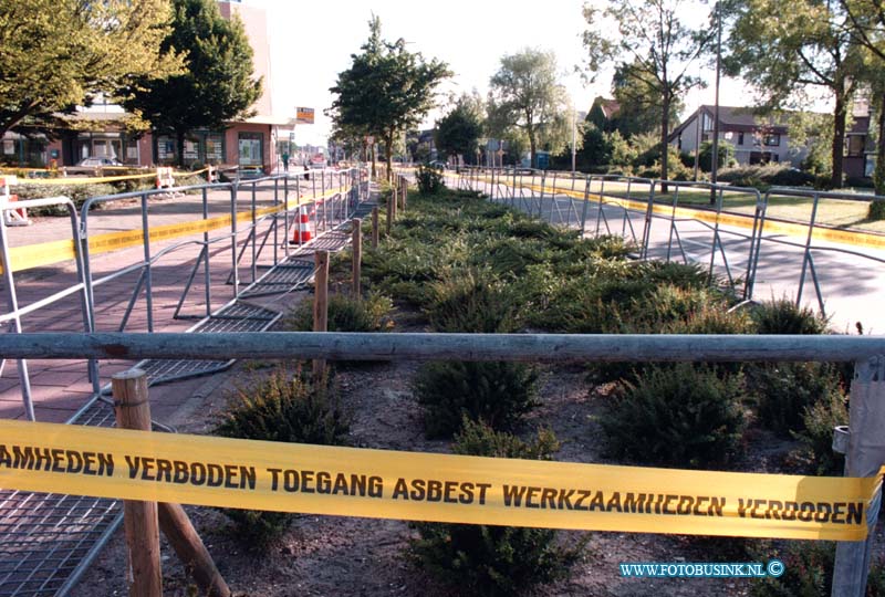 99061806.jpg - DE STEM VAN DORDT :zwijndrecht : 18-06-1999weer asbest gevonden in zwijndrecht omgeving winkelcentrum waalburgDeze digitale foto blijft eigendom van FOTOPERSBURO BUSINK. Wij hanteren de voorwaarden van het N.V.F. en N.V.J. Gebruik van deze foto impliceert dat u bekend bent  en akkoord gaat met deze voorwaarden bij publicatie.EB/ETIENNE BUSINK