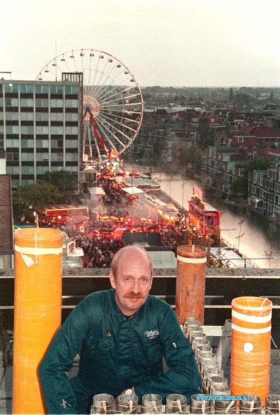 99061903.jpg - DE DORDTENAAR :Dordrecht:19-06-1999:vuurwerk speciaalist joop makkelie boven op belastingskantoor dordrecht spuiboulevardDeze digitale foto blijft eigendom van FOTOPERSBURO BUSINK. Wij hanteren de voorwaarden van het N.V.F. en N.V.J. Gebruik van deze foto impliceert dat u bekend bent  en akkoord gaat met deze voorwaarden bij publicatie.EB/ETIENNE BUSINK