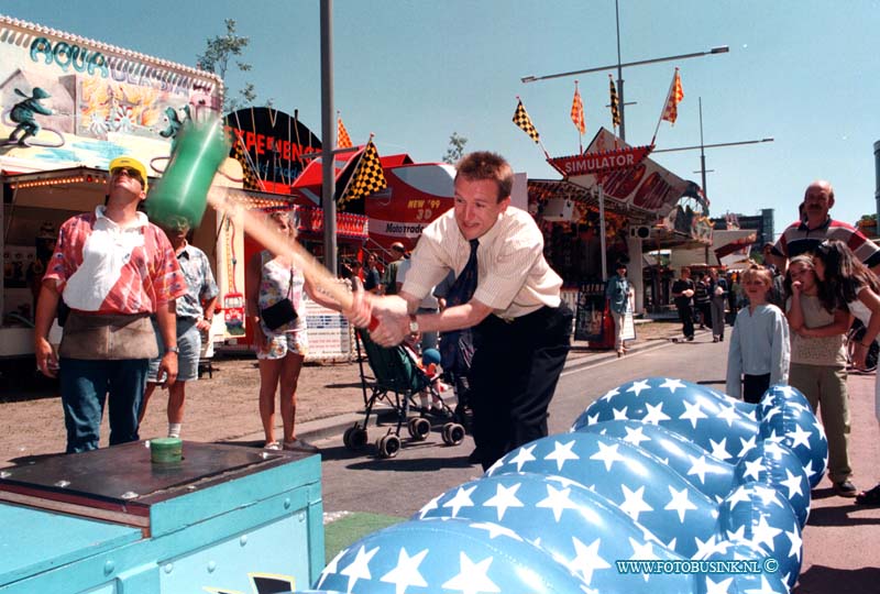 99061905.jpg - DE DORDTENAAR :dordrecht:20-06-1999:dodrste zomer kermis 1999 op de spuiboulebard met euse radDeze digitale foto blijft eigendom van FOTOPERSBURO BUSINK. Wij hanteren de voorwaarden van het N.V.F. en N.V.J. Gebruik van deze foto impliceert dat u bekend bent  en akkoord gaat met deze voorwaarden bij publicatie.EB/ETIENNE BUSINK