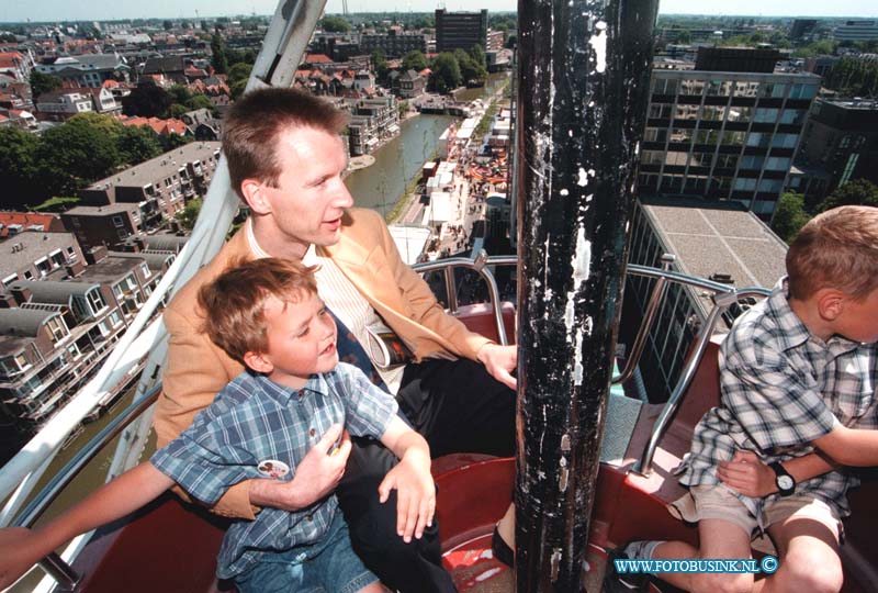 99061906.jpg - DE STEM VAN DORDT :dordrecht:20-06-1999:dodrste zomer kermis 1999 op de spuiboulebard met euse radDeze digitale foto blijft eigendom van FOTOPERSBURO BUSINK. Wij hanteren de voorwaarden van het N.V.F. en N.V.J. Gebruik van deze foto impliceert dat u bekend bent  en akkoord gaat met deze voorwaarden bij publicatie.EB/ETIENNE BUSINK