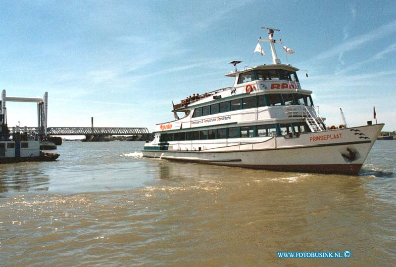 99061908.jpg - DE STEM VAN DORDT :DORDRECHT:ROND VAARTBOOT VAN AF GROTE KERK LANGS DORDT SPIDO.Deze digitale foto blijft eigendom van FOTOPERSBURO BUSINK. Wij hanteren de voorwaarden van het N.V.F. en N.V.J. Gebruik van deze foto impliceert dat u bekend bent  en akkoord gaat met deze voorwaarden bij publicatie.EB/ETIENNE BUSINK