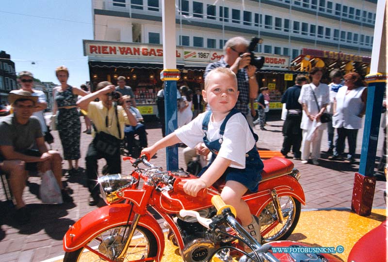 99061909.jpg - DE STEM VAN DORDT :dordrecht:20-06-1999:dodrste zomer kermis 1999 op de spuiboulebard met euse radDeze digitale foto blijft eigendom van FOTOPERSBURO BUSINK. Wij hanteren de voorwaarden van het N.V.F. en N.V.J. Gebruik van deze foto impliceert dat u bekend bent  en akkoord gaat met deze voorwaarden bij publicatie.EB/ETIENNE BUSINK